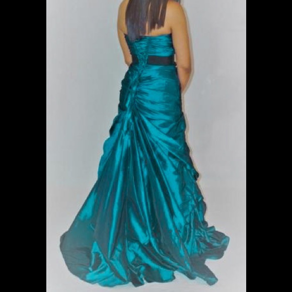 Satin gathered bodice with train - Picture 5 of 15